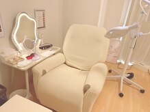 アイリー ホワイトニング 難波店の雰囲気（【個室】こだわりのリクライニングチェアでごゆっくり。）