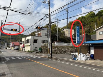レーヴ/【道順1】青い看板と信号が目印