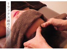 ふわふわした手で頭を包み込むようにほぐします