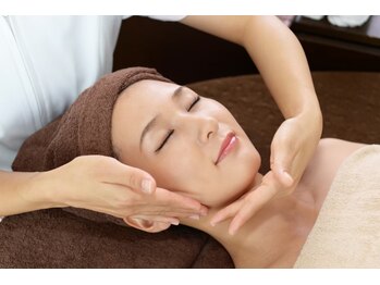 モア 北戸田店の写真/むくみ・たるみを整え、スッキリした小顔印象へ導くオールハンド技術★