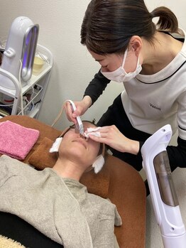 ヴィーナス(Venus)/ハイドラフェイシャル 施術中