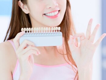 ホワイト(WHITE)の写真/【セルフホワイトニングで輝く笑顔に】純白のドレス×とびっきりの笑顔に映えるのは自然に真っ白な歯♪