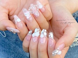 キラキラパーツフレンチネイル