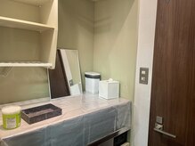 タカセ ジム 赤坂(TAKASE GYM)の雰囲気（更衣室がおひとつございます。右奥はお手洗いになります。）