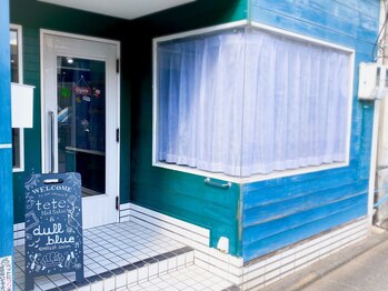 ダルブルー(dull blue)/外装は大きな窓が目印