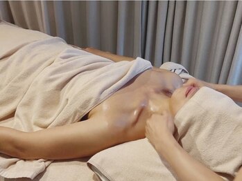 カロレ(calore)の写真/温かいオイルトリートメントで全身の巡りを促進♪冬の疲れを深部から解消し、ポカポカに。冷え性ケアにも◎