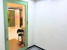 エレベーターで7階に上がって目の前が【マツエク・まつげパーマ・眉毛専門店　nicott lash 京橋店】です