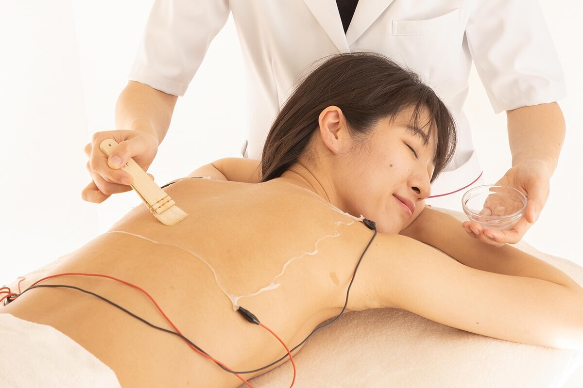 【背中ニキビケア平日限定】ピーリングを使用した背中ケア120分通常\15,400