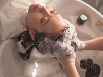 サロン ド クマ(salon de KUMA)の写真/うるツヤ美髪へ♪ヘッドスパと上質な髪質改善Trで頭皮と髪のケアを同時に◎疲労回復/リフトUP/眼精疲労も◎