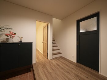 なのはな/案内7-【玄関正面】区切り扉