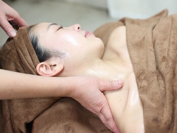 マハナ(mahana)/デコルテはリンパの要!