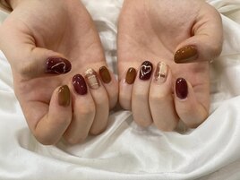 暗い黄赤ハートネイル