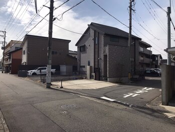 エボ パーソナルトレーニングジム 岐阜店(E.V.O)/右に曲がれば駐車場