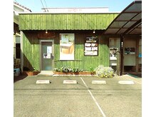 ヒーリングリゾート ナゴミ(Nagomi)の雰囲気(入り口前が駐車場となっております。セブンイレブン2軒隣です。)