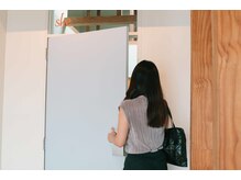 シー 中目黒(she)/水色の扉がサロンの入り口です