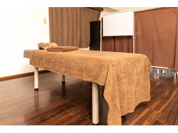 やさしさのある整体院/耐荷重は余裕の施術ベッド！