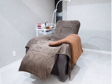 まつげエクステサロン エスラッシュ 大宮店(esLASH)/ゆったりリクライニングソファ