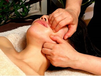 ラ ビータ(La Vita)の写真/【口コミ高評価】根本から小顔へ～歪んだ骨筋肉の土台から改善！小顔効果+むくみ/たるみ/ほうれい線に◎