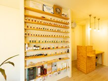 白と茶色の店内は精油や漢方の香りに包まれています。