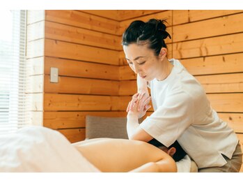 結/背骨に沿って肘でのマッサージ