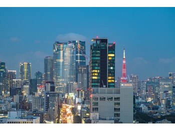 オズ六本木/六本木交差点から真っ直ぐです