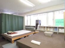 手なおし健康整体/広々とした店内、緑を基調