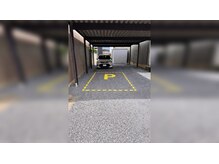 スピカ(SPICA)の雰囲気（通り沿いに駐車場があります。白い車の前に駐車下さい♪）