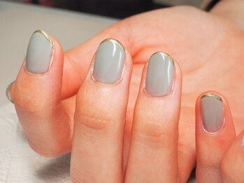 ビューティトリップ(Beauty TRIP)/グレー×ゴールドのフレンチ