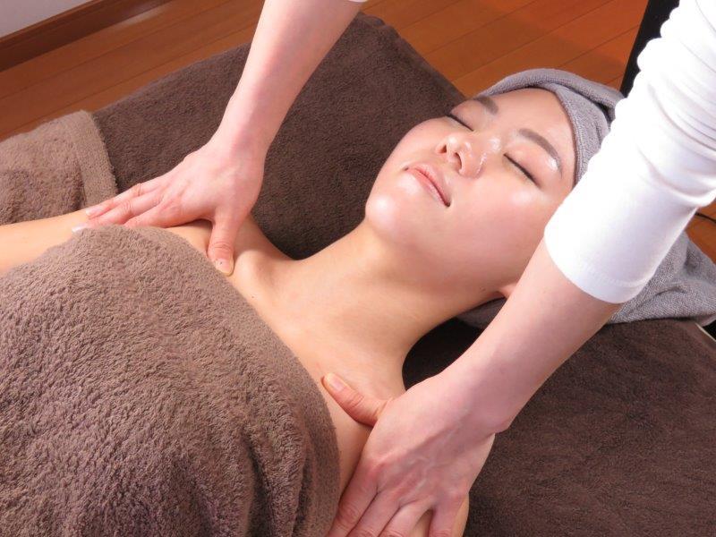 【肩こり/小顔】毛穴洗浄付☆小顔コルギ+頭蓋骨矯正orデコルテ8800円→6800円