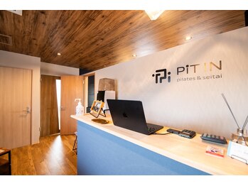 ピットイン(PiT IN)/受付カウンター