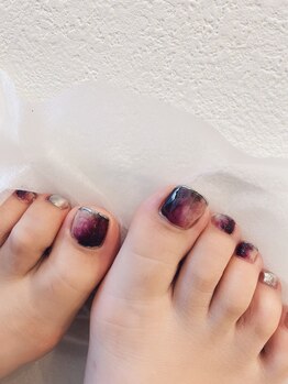サロン ド リノ(salon de Rino)の写真/美しい足元で心も晴れやかに♪ワンカラーから華やかデザインまで！ネイルとまつエクの同時施術も可能◎