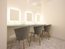 【清潔感のあるドレッサーでお化粧直し】コテ等の貸し出しも完備♪