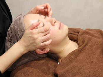 自然堂(shizendo)の写真/鏡を見るのが楽しみに。自然堂の[整顔]でホウレイ線にアプローチ。スッキリ感とハリのあるお顔へと導きます