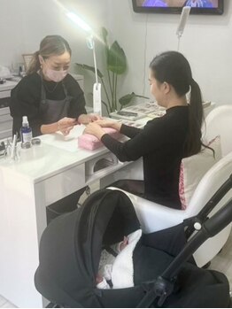 ネイルサロン フローラ(Flora)の写真/【駅近小規模サロン＆お子様連れOK！】お仕事や家事・育児で忙しいママさんの味方サロン◎