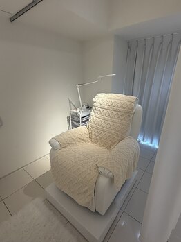 マナアイラッシュスタジオ(MANA EYELASH STUDIO)の写真/半個室/完全個室、リクライニングチェアのプライベート空間にてリラックスして施術が受けられます◎