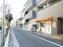 ほぐし処 あんじぃの雰囲気（【大島駅徒歩2分】右側オレンジ色の屋根が目印です♪）