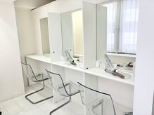 アンフルール ラルム 池袋店(Une fleur LARME)の雰囲気（施術後のメイク直し、ヘアアイロン完備♪）