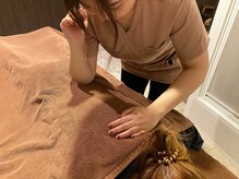 モミーズカフェ/強いコリには肘も使います