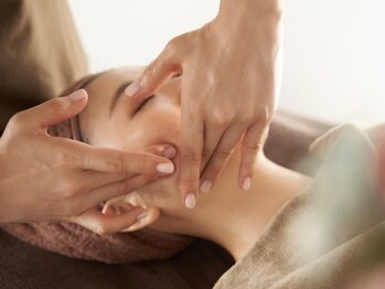 ロッタ エクリュ(Lotta ecru+)の写真/【エラ張り・食いしばり】顔の凝りを深部から流しスッキリ小顔見せ♪首肩~肩甲骨は極上アロマで集中ケア◎