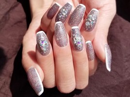 スクエアカットのフレンチネイル