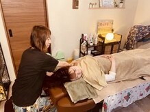モアハピネス(More Happiness)の雰囲気（ほぐし仰向け施術。首肩の筋も伸ばしながら、、）