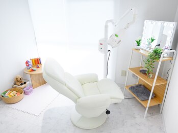 エヌエーホワイトニング たまプラーザ店(NAホワイトニング)/ホワイトニングチェアブース風景