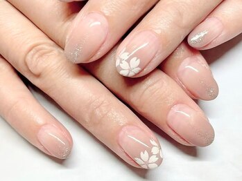 ベージュ×桜アートの上品ネイル