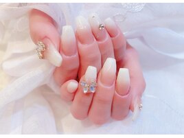 蝶ビジュー白グラデネイル