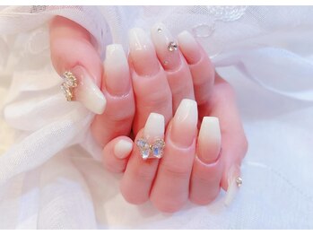 ネイルサロン デコール(NAIL SALON Decor)/蝶ビジュー白グラデネイル