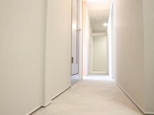 シーヘア アンド ビューティー(See. Hair&Beauty)の雰囲気（半個室ブースとなります♪(※当店は美容院併用サロンです)）