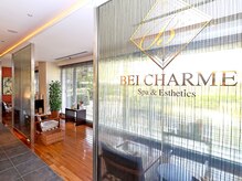 ベイシャルム ANAクラウンプラザホテル神戸店(BEI CHARME)の雰囲気（庭園が一望できるフロント。）