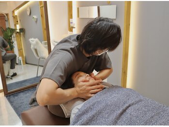 グレイ(GRAY)/新宿 肩こり 整体 小顔 腰痛 顔