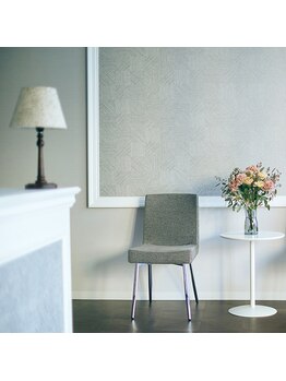 アナスタシア ミアレ 青山店/青山店の待合スペース|眉毛