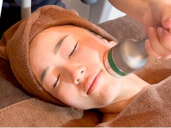 リエイト(Re:eight∞)の写真/最新小顔マシン★マイクロウェーブリフト!マイクロ波で脂肪撃退!速攻小顔★リフトアップ&二重あご解消